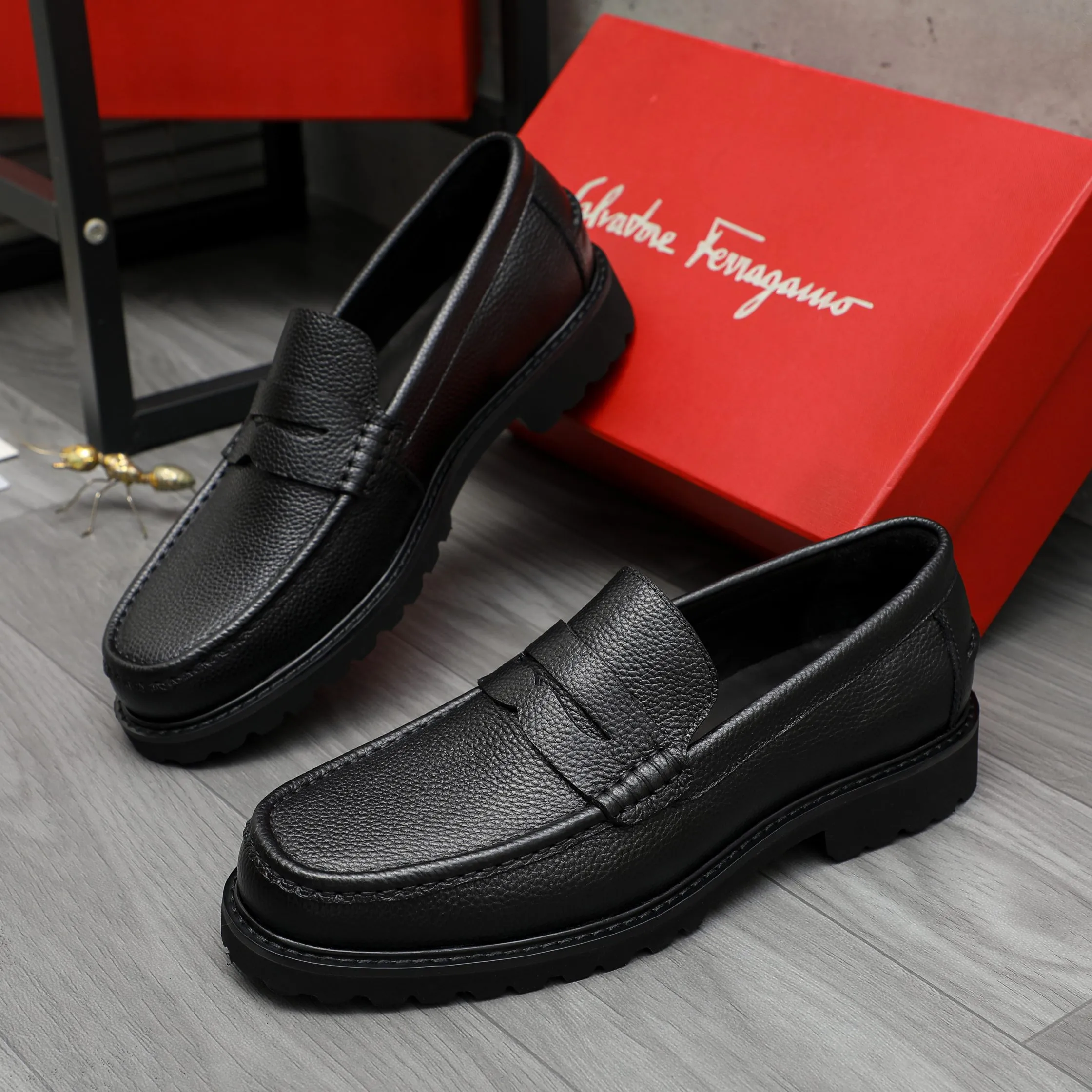 Men's shoes 💰442 Product trademark: Ferragamo "Ferragamo" business formal leather shoes Regular size: 38-46 (45.46 is custom-made and non-returnable) Product materials: Selected small pebbled cowhide upper, cowhide lining, non-slip rubber outsole